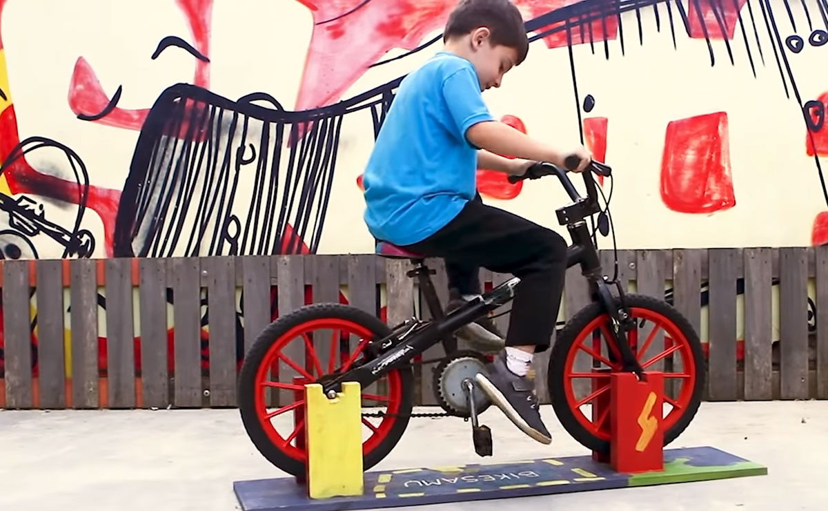 Jogo educativo para crianças pesquisando e contando atividade para  pré-escola quantos transporte bicicleta moto scooter