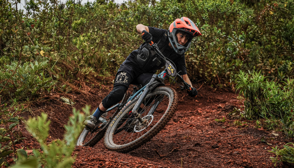 Competição Entre Crianças De Corrida Contra Adultos Em Motocross Bikes.  Foto de Stock Editorial - Imagem de magenta, sujeira: 173167208