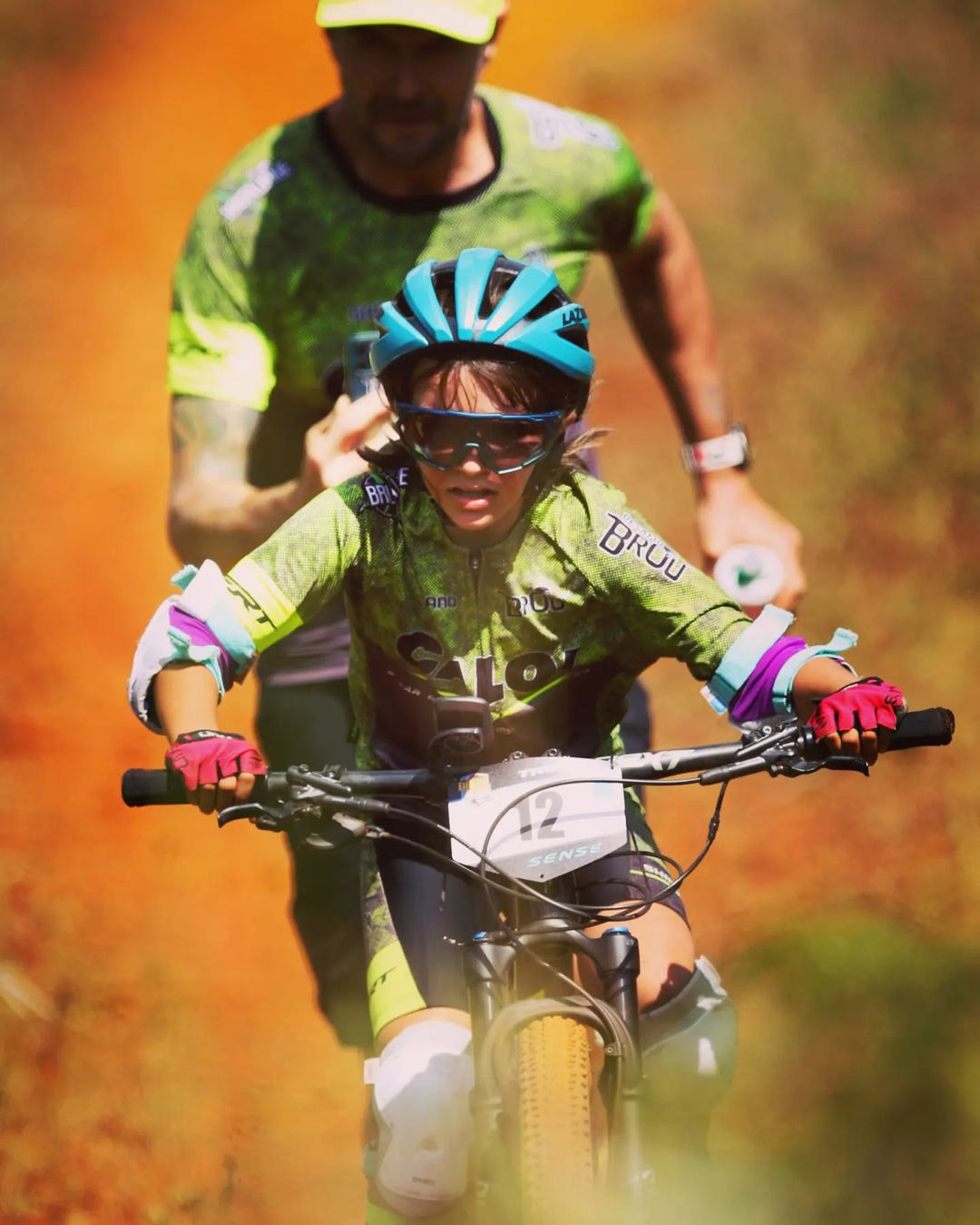 Competição Entre Crianças De Corrida Contra Adultos Em Motocross Bikes.  Foto de Stock Editorial - Imagem de magenta, sujeira: 173167208