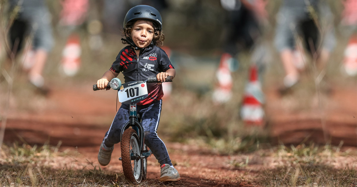 Competição Entre Crianças De Corrida Contra Adultos Em Motocross Bikes.  Foto de Stock Editorial - Imagem de magenta, sujeira: 173167208